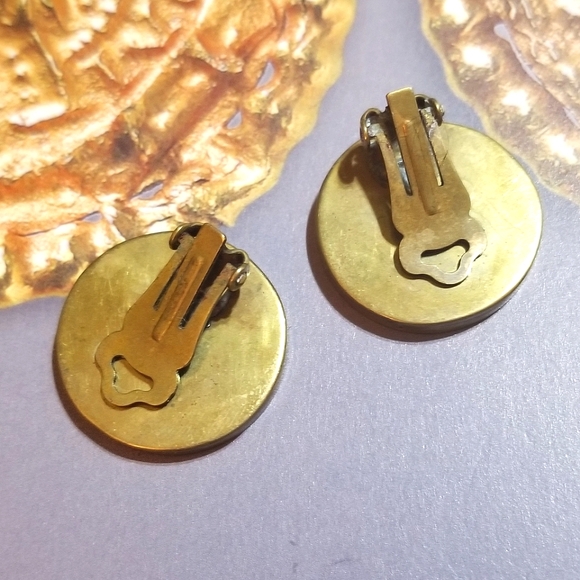 1960s Modernist Artisan Turquoise Lapis Agate Inlay Brass Earrings - Picture 3 of 5